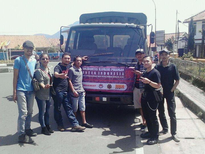 Jopavo18's tweet photo. Penyaluran Donasi Solidaritas #99Movement Untuk Pangalengan @PartaiSocmed @DAZM0NE @JusoKatana http://t.co/Dht0M5XyvF