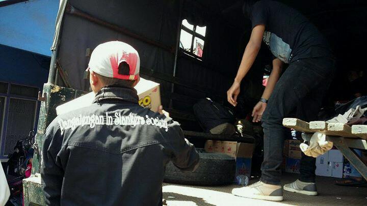 Jopavo18's tweet photo. Penyaluran Donasi Solidaritas #99Movement Untuk Pangalengan @PartaiSocmed @DAZM0NE @JusoKatana http://t.co/ZpNkXjW6sT