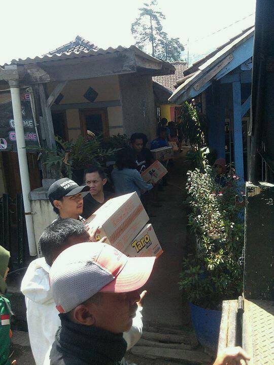 Jopavo18's tweet photo. Penyaluran Donasi Solidaritas #99Movement Untuk Pangalengan @PartaiSocmed @DAZM0NE @JusoKatana http://t.co/W89DyQfXPF