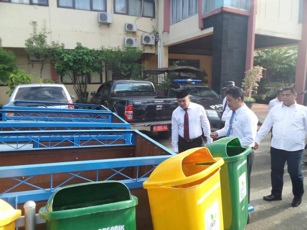 syahariejaang1's tweet photo. 500 bibit pohon dari Bpk Alif Fernandes,SE &amp; peralatan kebersihan lain demi tercipta Samarinda HBS. #BersamaKitaBisa http://t.co/cdWbsnqZzY