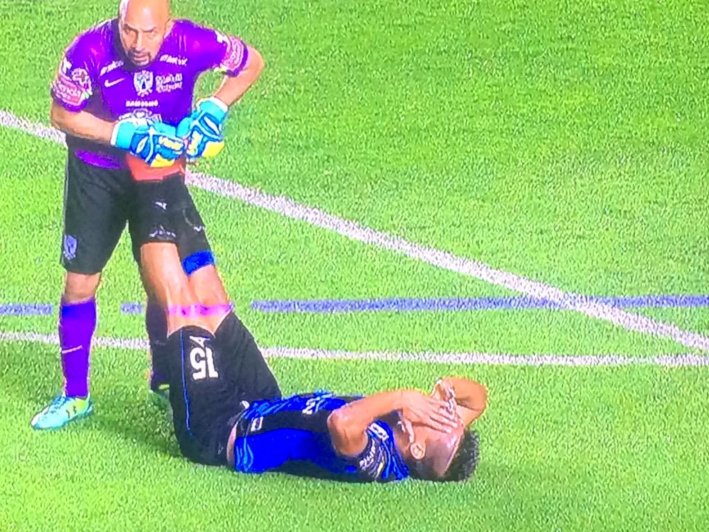 SanCadilla's tweet photo. Gran gesto de caballerosidad del Conejo Pérez atendiendo al rival acalambrado, estando el juego en la línea http://t.co/EQvua2oscb