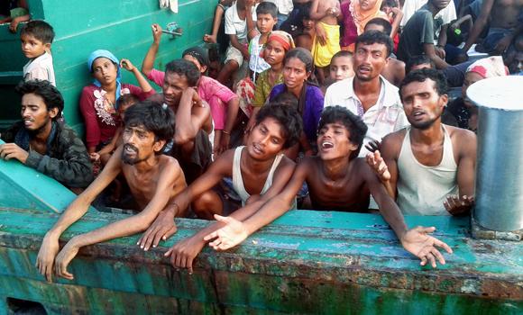 ACTforHumanity's tweet photo. Makan Nasi Garam Sehari Sekali, Ratusan Rohingya Tewas

http://t.co/ve4VbJnSwf

#LetsHelpRohingya http://t.co/vmporpUgvV