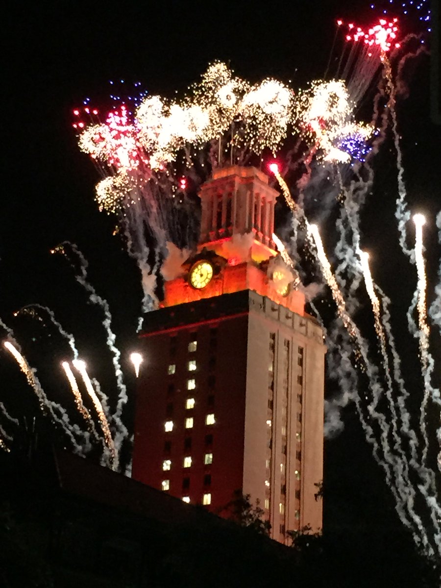 UTAustin's tweet image. Hook 'em to the Class of 2015! #WhatStartsHereIsntStoppedByRain #UTGrad