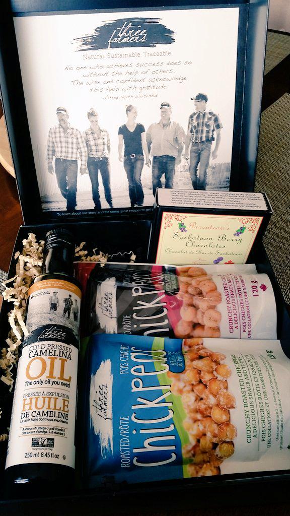 alishaedgie's tweet photo. Thank you @ThreeFarmers for my lovely #D2L2015 MC gift. I ate some of it already! 😄 #yum #eatlocal #yxe #camelina http://t.co/3hOTxwQdEj