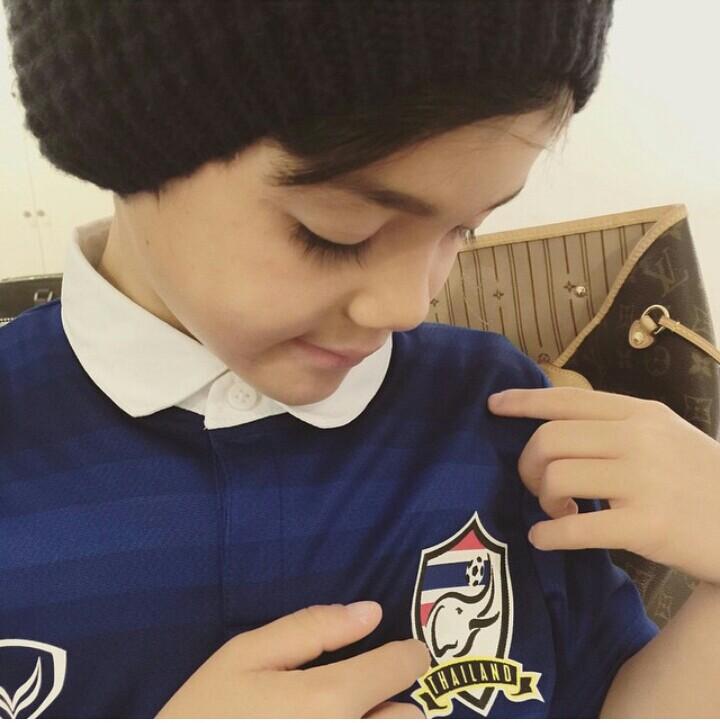 Shaiwat's tweet photo. คอร์บิ้น เมอร์เรย์ หนูน้อยลูกครึ่งไทย-อังกฤษ วัย 7 ขวบ ฝันว่าสักวันจะได้รับใช้ทีมชาติไทย
ฝีเท้าไม่ธรรมดาซะด้วย http://t.co/Z2CXkJgtOL