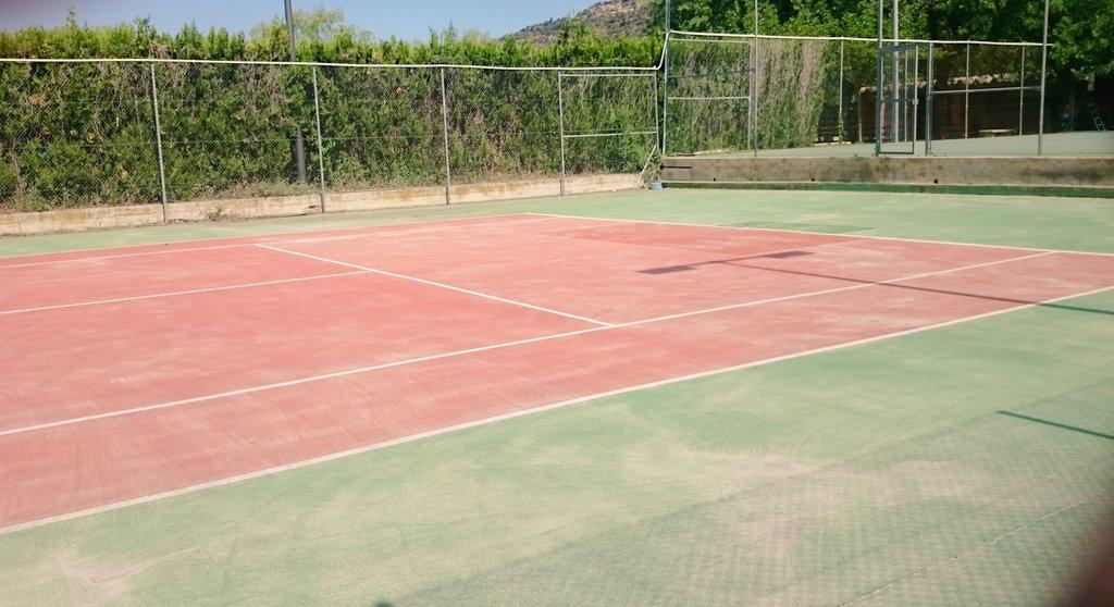 RaquelVenque's tweet photo. Pista de tenis de Torà arreglada! Ara si que si 🎾🎾 @LauraMosella @viladetora http://t.co/sPZb3fmzab
