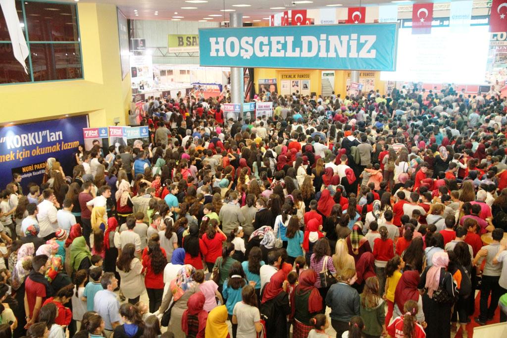 izmitkitapfuari's tweet photo. Kocaeli Kitap Fuarı'nı onurlandıran yazarlarımıza, katılımcılarımıza ve 664 bin kitapsevere teşekkür ederiz. http://t.co/hjv8SHYUm4
