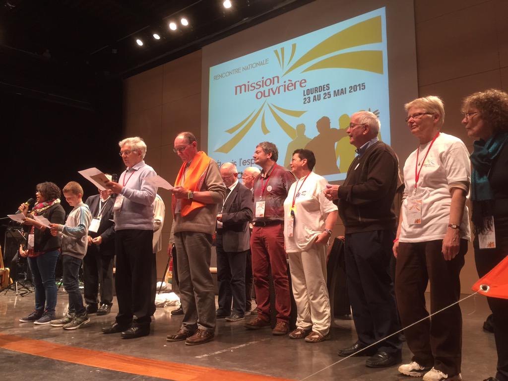 MissionOuvriere's tweet photo. Proclamation du message final de la #RNMO par un enfant de l'ACE, la pdte de la JOC et le pdt du GREPO @Eglisecatho http://t.co/cOgdrOV8U6