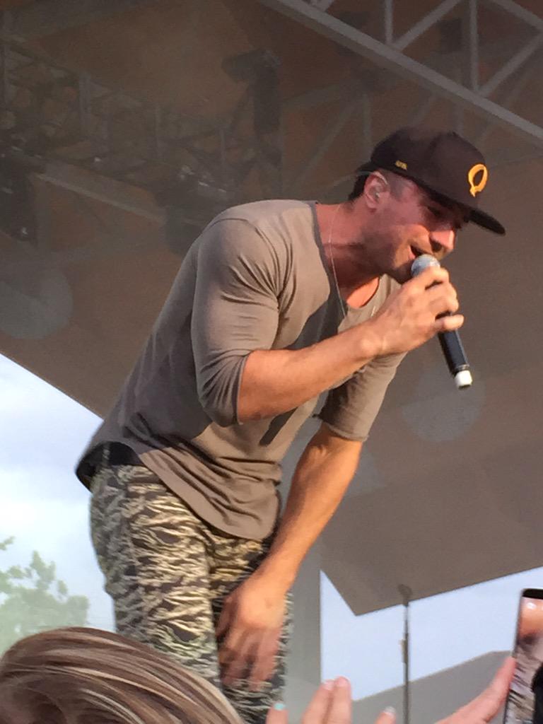 ashleynw30's tweet photo. Well it's official. Can we get married? 😍😂 @SamHuntMusic http://t.co/Oi1NQvCA3u
