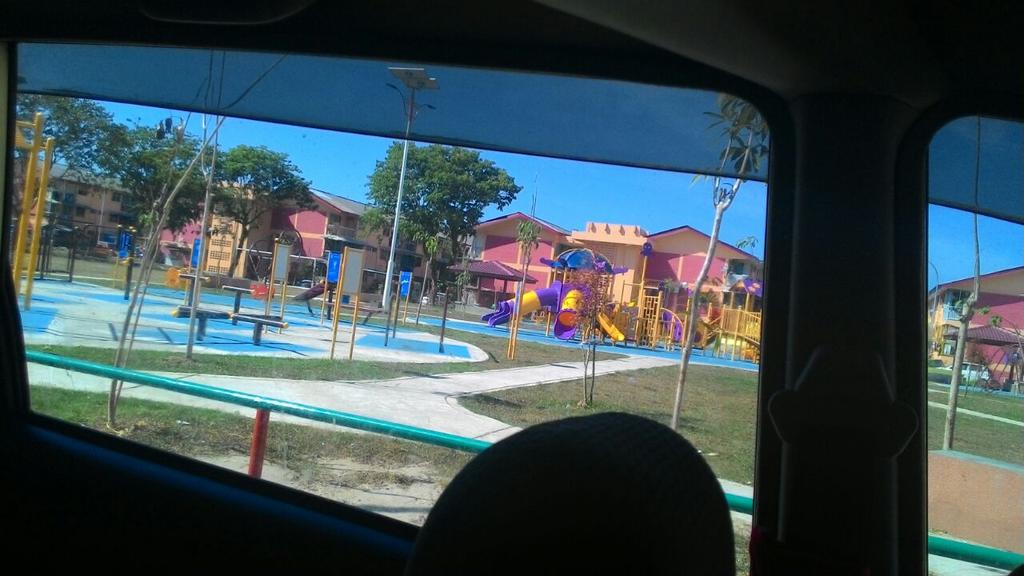 PuanberSeriSeri's tweet image. sister send me the picture of playground dat we used to play around in hot sunny 2pm! #goldenchildhood