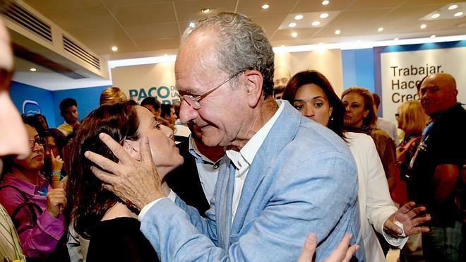 DiarioSUR's tweet photo. #24M | @pacodelatorrep pierde la mayoría absoluta en #Málaga capital
http://t.co/QgcWiZaqXv http://t.co/60q4qpLcpC