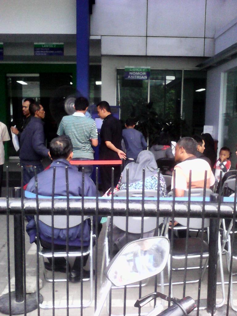AhmadHeafy's tweet photo. BPJS pelajar pejuang, datang langsung duduk di depan,,kasihan yg mengantri @infobdg @ridwankamil http://t.co/4G2NRduX3J