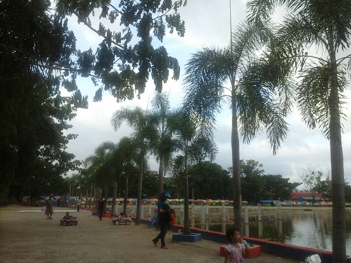 lancong2's tweet photo. Kawasan Kuliner Maros @Maros #KulinerMaros http://t.co/PuZyPJOIxu