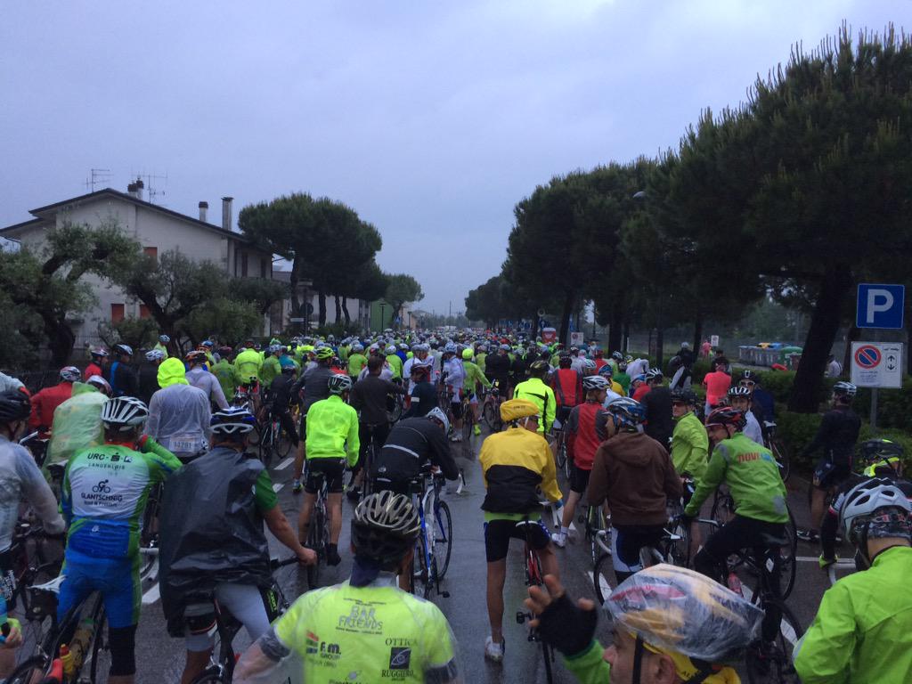 GC_Atletico's tweet photo. Quanta #pioggia #ieri alla #gfnovecolli #granfondo #novecolli #gcatletico #cesenatico #bdc #acquaplus #ciclismo #giro http://t.co/PcPa1Jdmvh