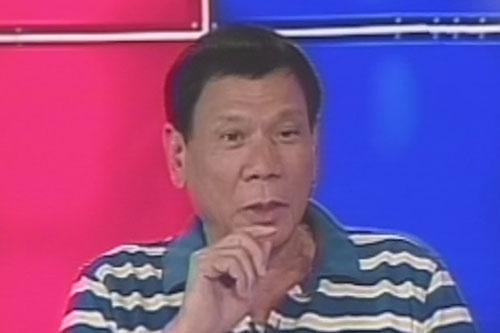 ABSCBNNews's tweet photo. Duterte to criminals: Tataba yung isda sa Manila Bay, dyan ko kayo itatapon http://t.co/d5mucVGc3U http://t.co/6NJGwOc92f