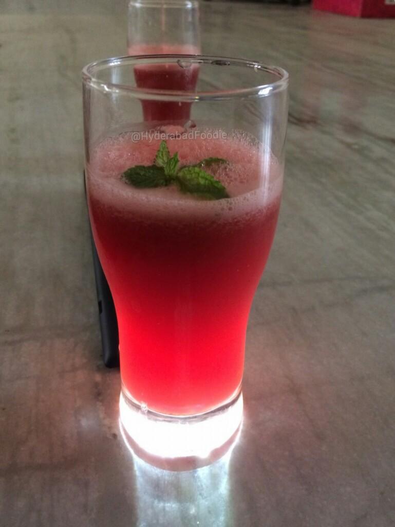 HyderabadFoodie's tweet photo. Jab garmi ye sataye..
Watermelon juice se pyas bujhaye..!! ☺
#light #Watermelon + #hintofmint #dashoflemon
#foodfun 😎 http://t.co/hIXqbgoj1a