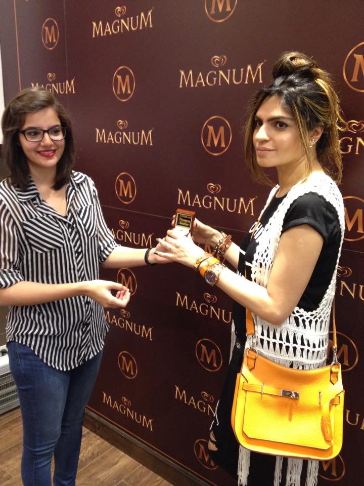 GolinPk's tweet photo. @ShehlaChatoor receiving The Gold Ring at The Magnum Pleasure store. #MagnumKarachi http://t.co/GtmiU9UrAA