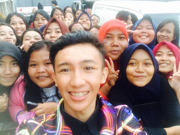 kemaren nih mas <a href="/AdamMaulud/">Adam Maulud</a> di kerubutin fans :D