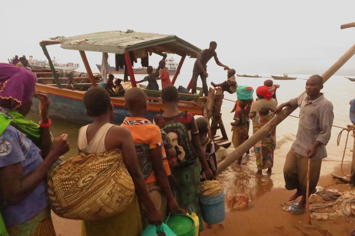 reliefweb's tweet photo. #Tanzania: @ICRC photo gallery shows flow of #Burundi #refugees into #Kagunga & #Kigoma http://t.co/KyB5Cp3DYT http://t.co/JBxKVBnqKu