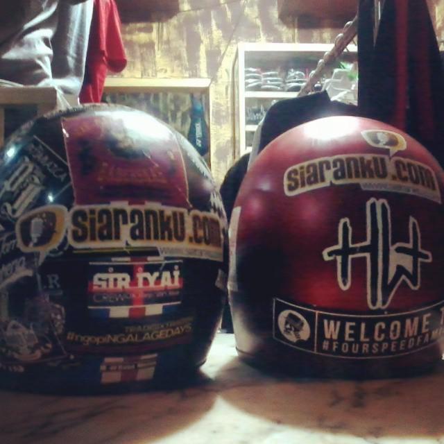 Stiker <a href="/siaranku/">Siaranku</a> ini banyak tertempel di Helm temen2 &amp; lokasi Cafe, Kedai, Store gue. #StickerSIARANKU
