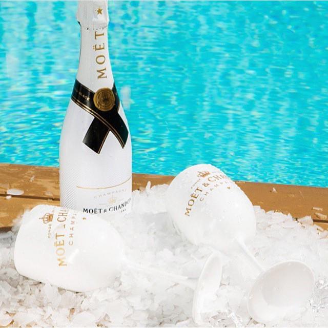 Onatable's tweet image. Not a bad setup by the pool🍷🍷