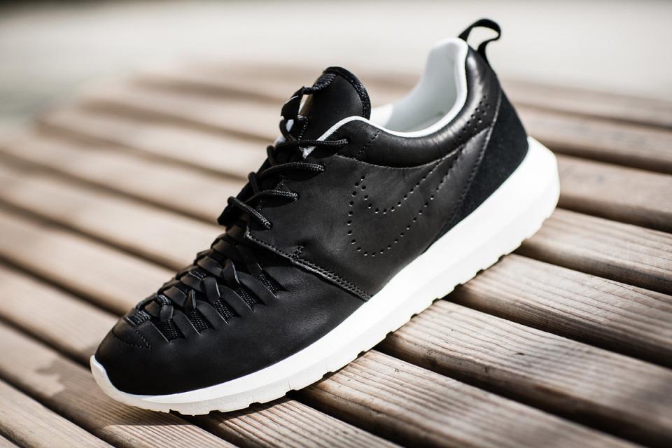 Nike Rosherun NM Woven Black/Wht size : ask price? 1.200K shikat! @stepshigh <a href="/BADE_Official/">B.A.D.E</a> <a href="/kickSolution/">kicksolution</a>