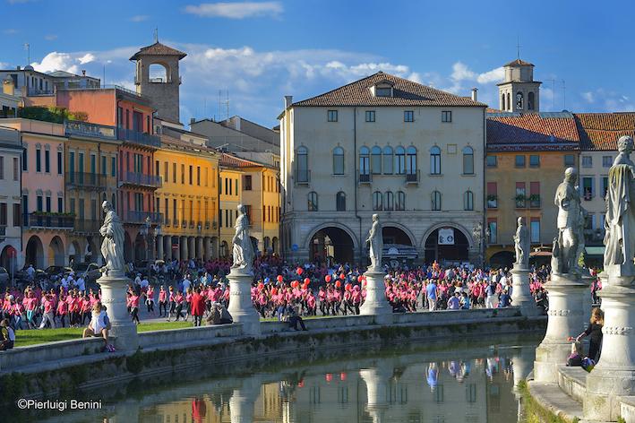 irene_righetti's tweet photo. Un fiume rosa ieri ha attraversato Padova @pinkrun_italy 
Ecco il mio racconto http://t.co/EGBjVceoLg http://t.co/f1xncwOmjE