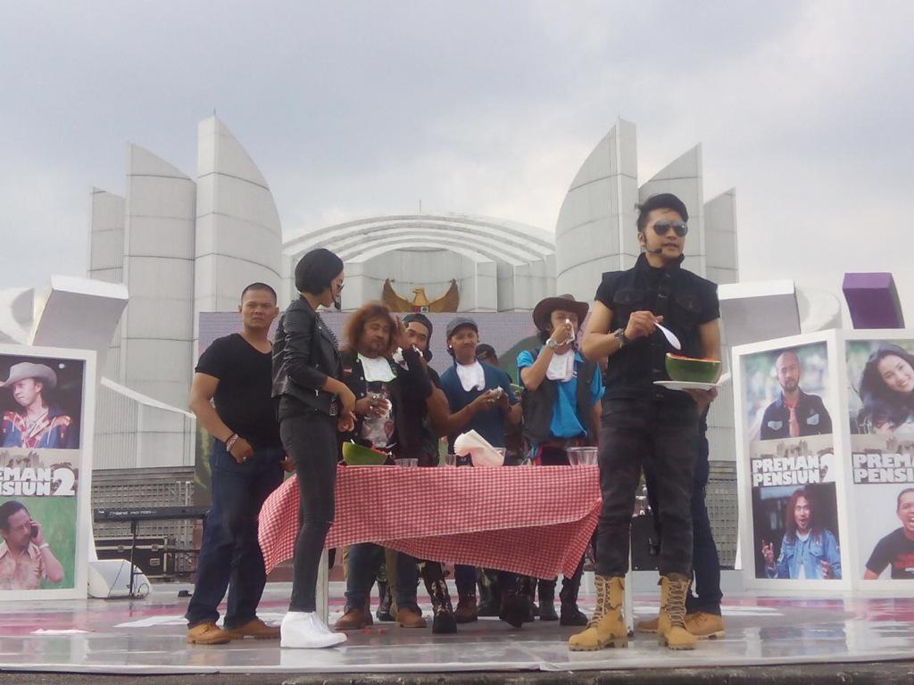 OfficialRCTI's tweet photo. Team Komar&amp;Team Jamal lg lomba mkn semangka, Tweeps! ;) Ayoo yukk yg blm merapat kt lgsg merapat! #PremanPensiun2RCTI http://t.co/J5TXfijTVn