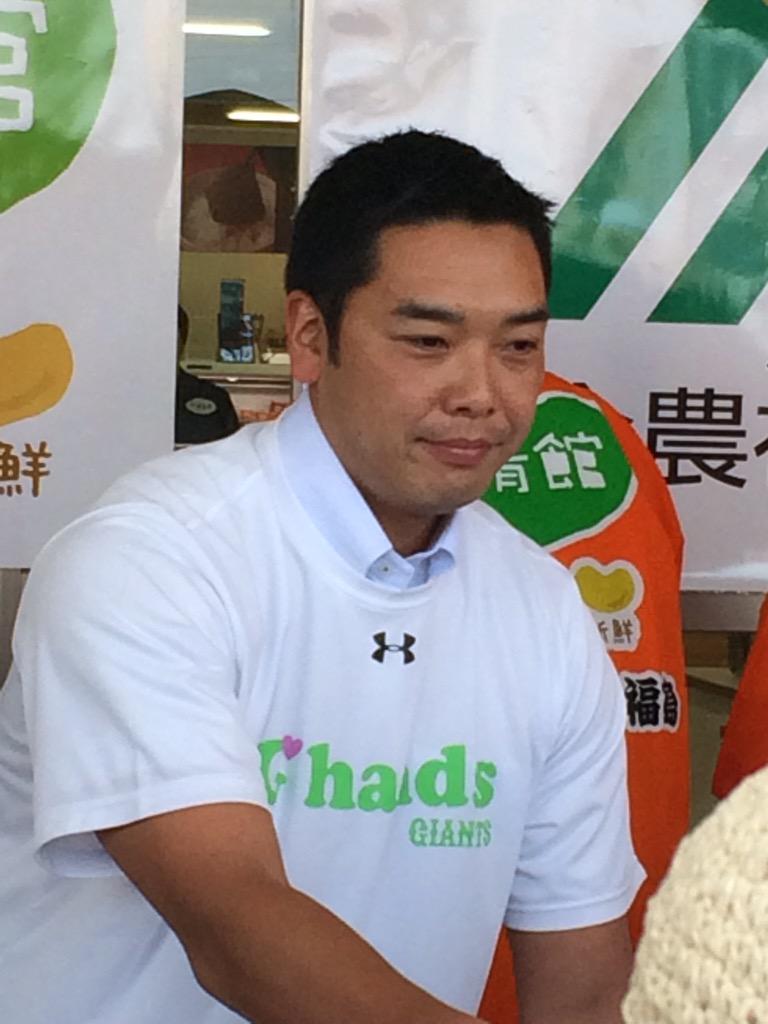 DcmrdSatoh's tweet photo. お得意先に仕事の用事を入れていただいて、阿部慎之助選手に会ってきましたよ🙌握手してもらいました😄豚汁も頂きました✨#giants http://t.co/ayfoMWlPFE