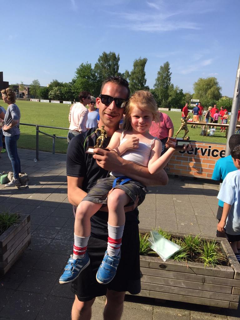 erikhogan's tweet photo. Op zaterdagochtend al juichen en op zondag de 1e prijs mee terug nemen. #jeugdweekend #teamzwart http://t.co/ENm8AsCwtd