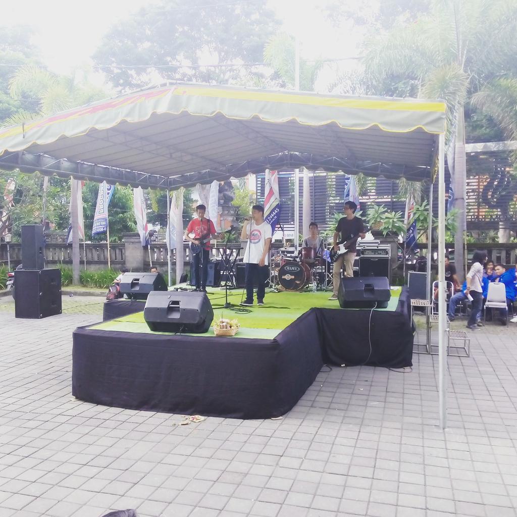 Salah satu band dari kami Light house show on festival  stikom #Respect #SBMC