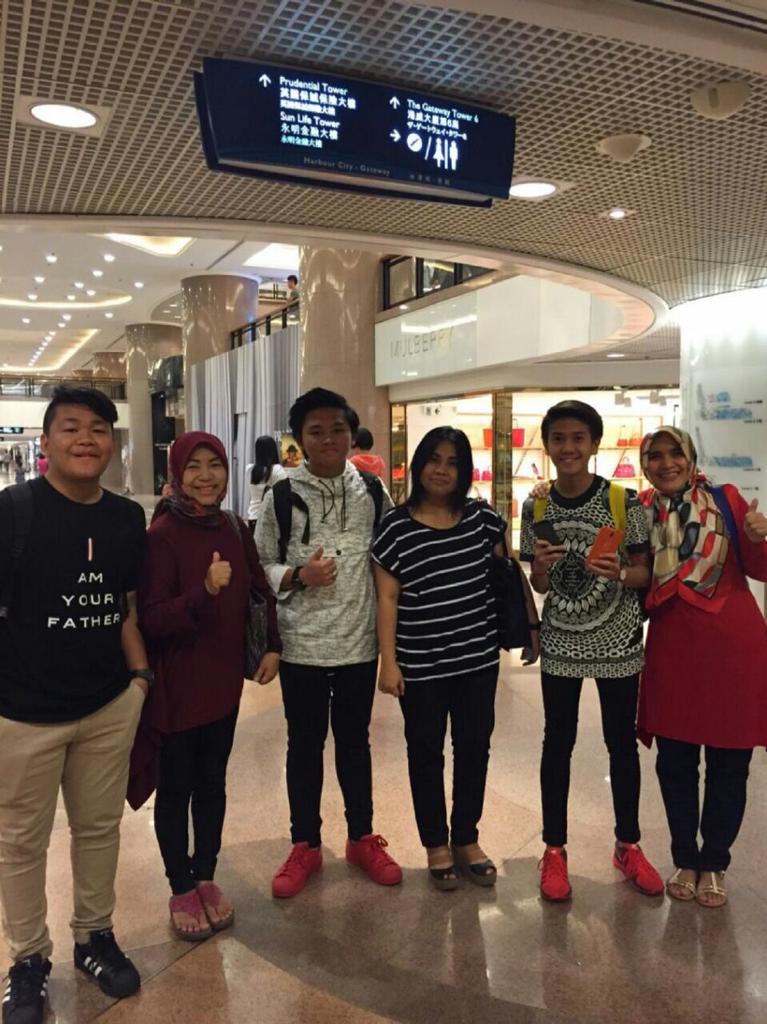 <a href="/CJRisCJR/">CJR</a> <a href="/AlvaroMaldini1/">AlvaroMaldini</a> <a href="/iqbaale/">iqbaal ramadhan</a> <a href="/TeukuRyz/">Teuku Ryzki</a> mereka udah landing Pk.13.00 di bandara soekarnohatta. #enjoyjakarta