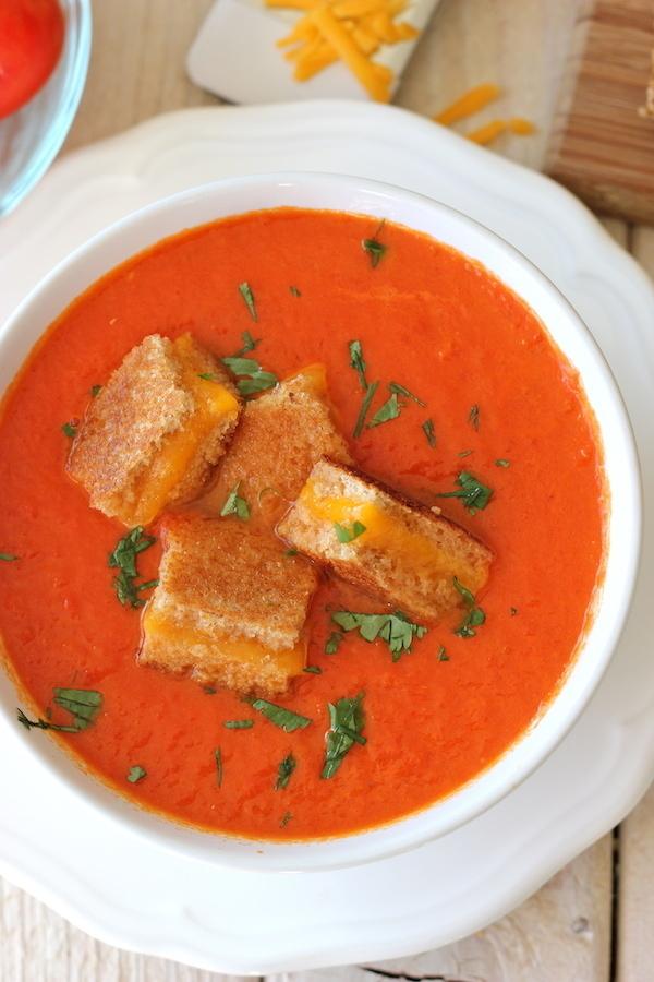 theveglab's tweet photo. Found this online: Tomato Soup with Grilled Cheese Croutons. #vegetarian #soup #grilledcheese #veglab http://t.co/eQj0G5jnb8