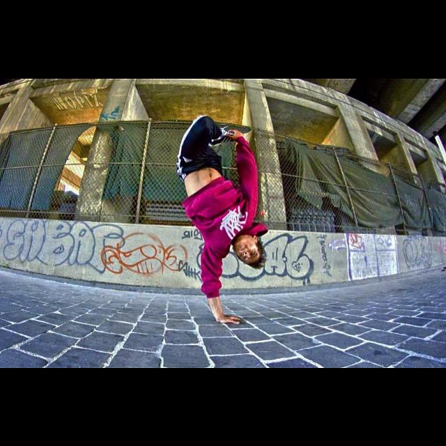 horn_ly's tweet photo. #hiphop Hello 🙇🏽💨
#upside #down #bboy #followme #followus #immigrandz #hiphop #breakdance #shoot #toulouse http://t.co/92OcFxiLFI