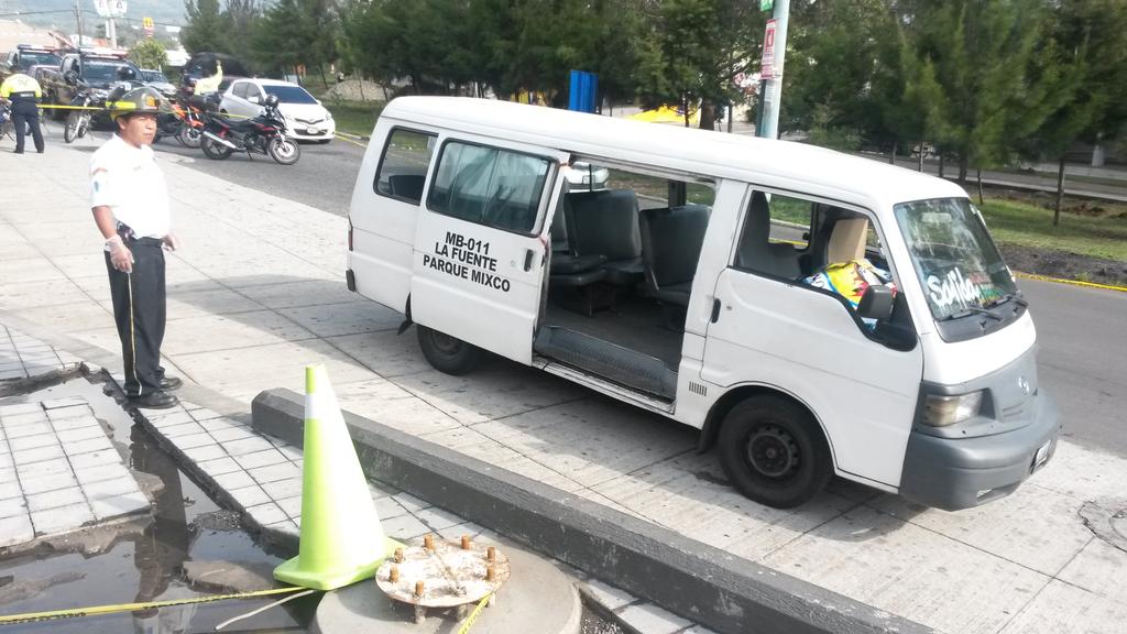 prensa_libre's tweet photo. #TráficoGT | El piloto del microbus es la víctima mortal en el ataque armado, en San Cristóbal, zona 8 de Mixco F: BV http://t.co/g8kTNofavi