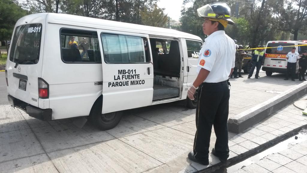 prensa_libre's tweet photo. #TráficoGT | El piloto del microbus es la víctima mortal en el ataque armado, en San Cristóbal, zona 8 de Mixco F: BV http://t.co/g8kTNofavi