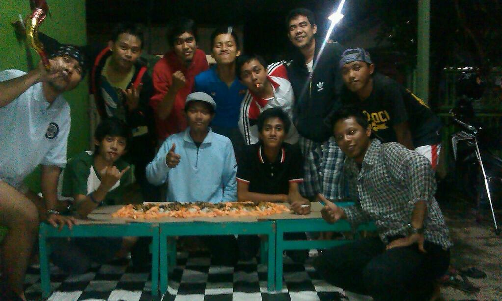 jembercoret's tweet photo. Hay gaes @FarizMaulanaR @Rizkycing @AditSADver @sandy_madesu @sam_alfaro_0 @bramgara @gecolravega @fachnurzainulm :)) http://t.co/G1eOr2wH3P