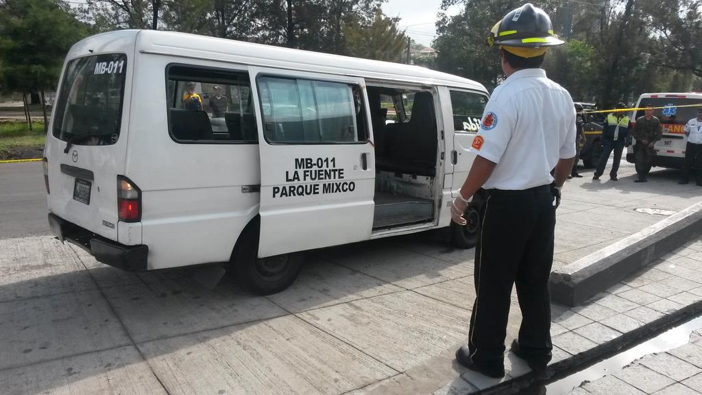 prensa_libre's tweet photo. #TráficoGT | El piloto del microbus es la víctima mortal en el ataque armado, en San Cristóbal, zona 8 de Mixco F: BV http://t.co/g8kTNofavi