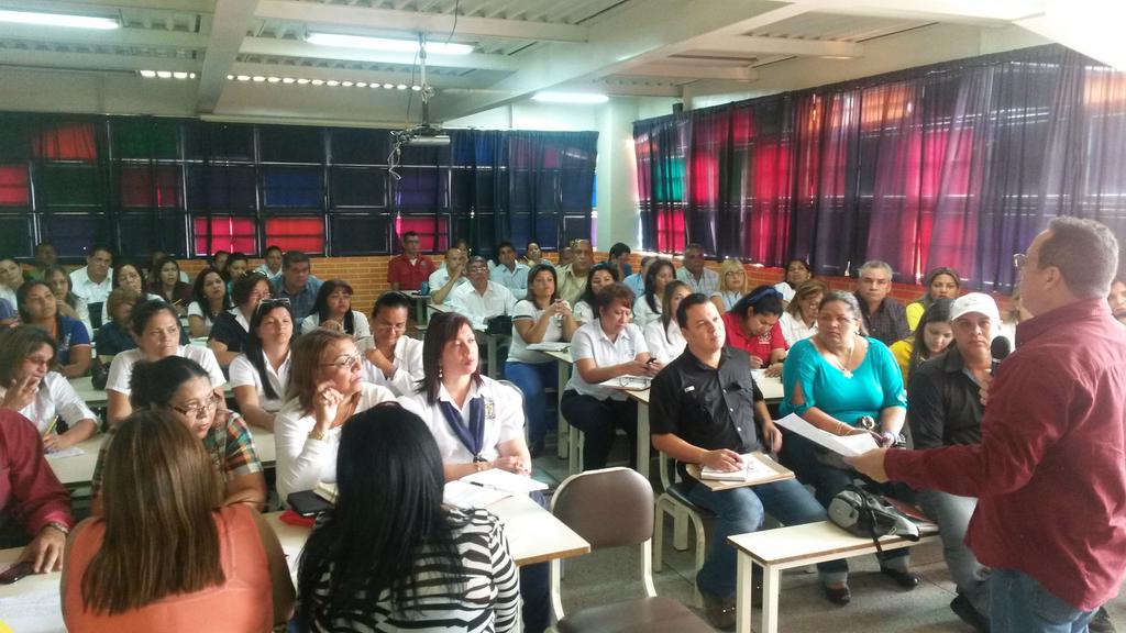 ZonaEducGuarico's tweet photo. Maestro Pedro Valdivia reunido con directores de Roscio para fortalecer educación @PedroValdiviaC @HectoRodriguez http://t.co/E8CYMGEMPy