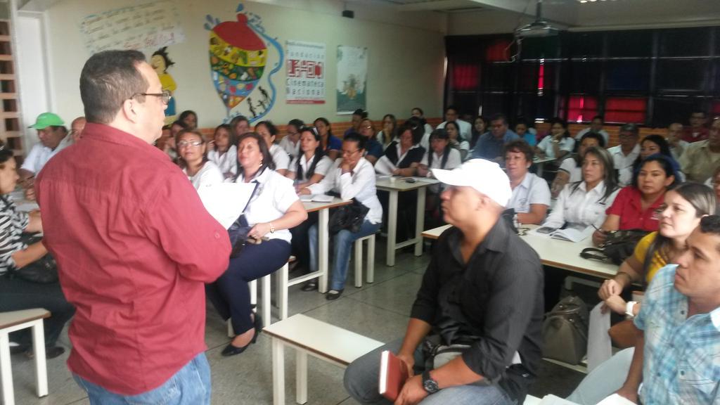 ZonaEducGuarico's tweet photo. Maestro Pedro Valdivia reunido con directores de Roscio para fortalecer educación @PedroValdiviaC @HectoRodriguez http://t.co/E8CYMGEMPy