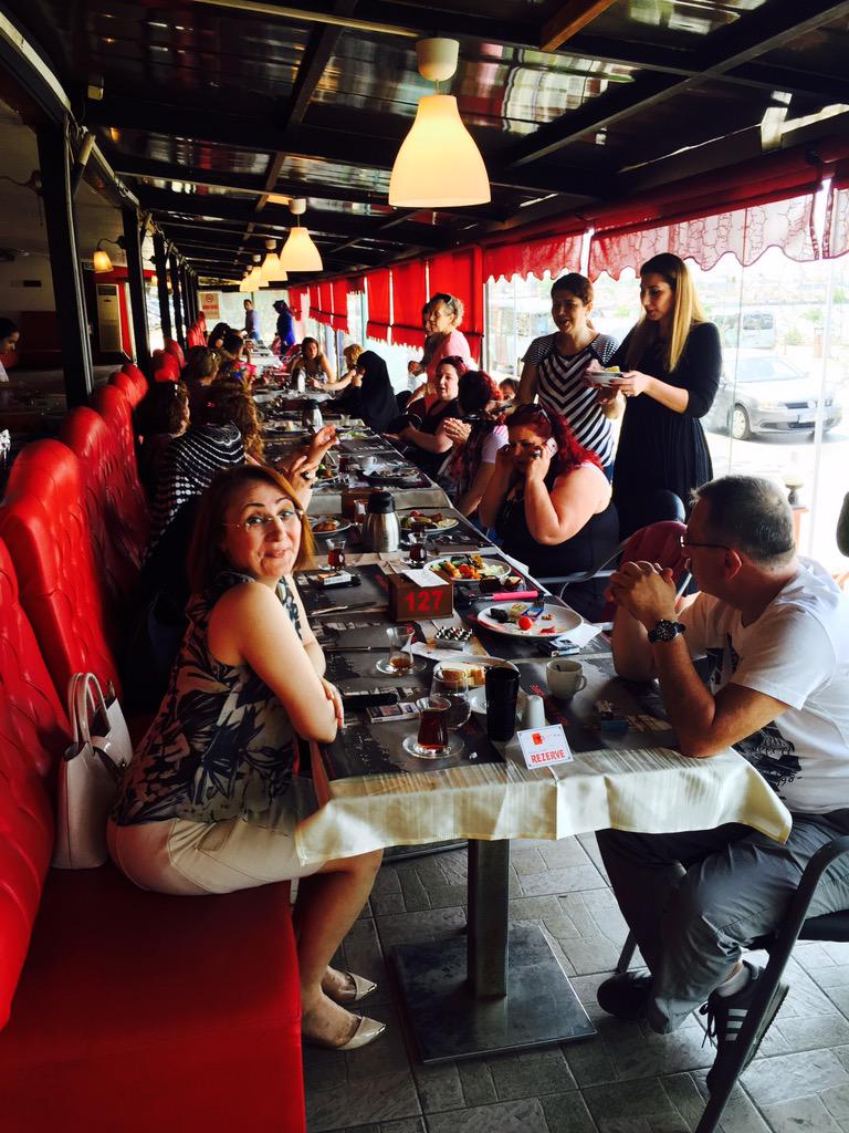 ObeziteC's tweet photo. Kahvaltımız başlamak üzere  daha gelecekleri bekliyoruz 😇 http://t.co/UYswE93iWL