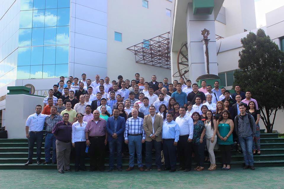 karlozmx's tweet photo. "Reconociendo la labor compañeros de #EducaciónContinua Juntos en la formación" #TIEEE #FIME #UANL reunion d maestros http://t.co/l5FtrmrStn