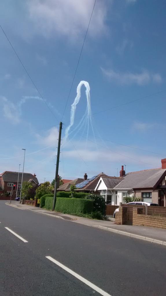 npremierleague's tweet photo. @LancsCB @ECB_cricket @Allyjarv @JohnWrightECB
It's Derby Day In the NPL and we have the Red Arrows #WeGetTheGameOn http://t.co/DFH6AGPBSq