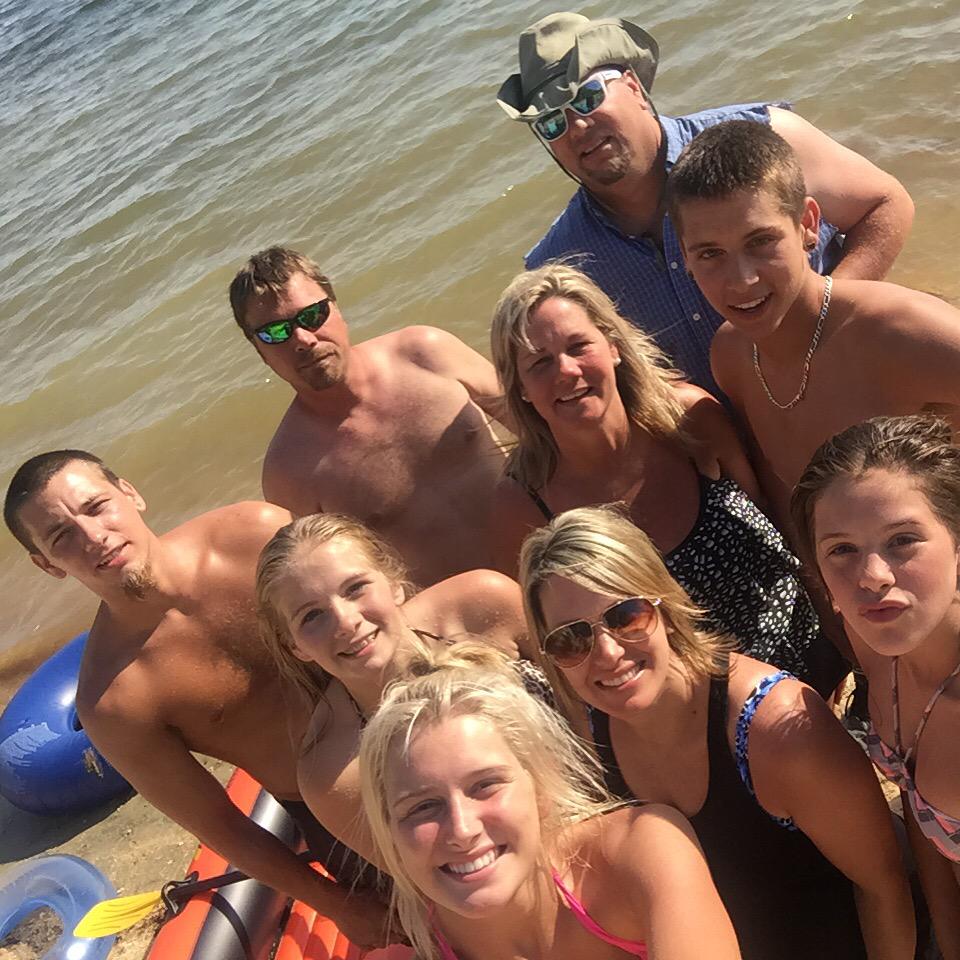 Kochklan6's tweet photo. Selfie stick 📷😜 @courtneyrenee_8 @ericjacobkoch @hhhaiiileyyy @AutumnConnors http://t.co/ewFVO2WkR3