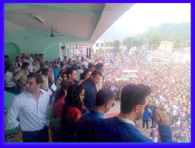 SabinaLamba's tweet photo. SUPERSTARDOM :) Massive Crowd ! All eyes are on him :))) @BeingSalmanKhan in #Mandi #Himachal #RevealBBFirstLook http://t.co/zZOEoVvz4I