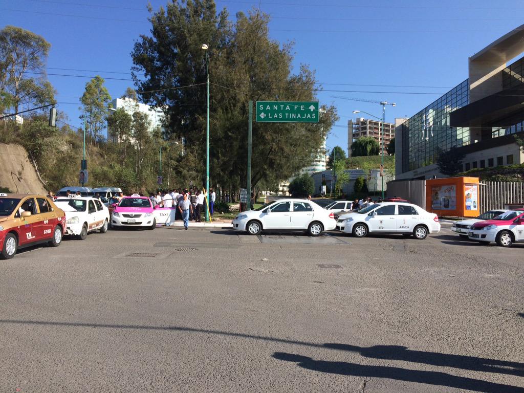VecinodeSantaFe's tweet photo. Accesos a Hospital ABC Cerrados #UberSeQueda http://t.co/D08ernCPoZ