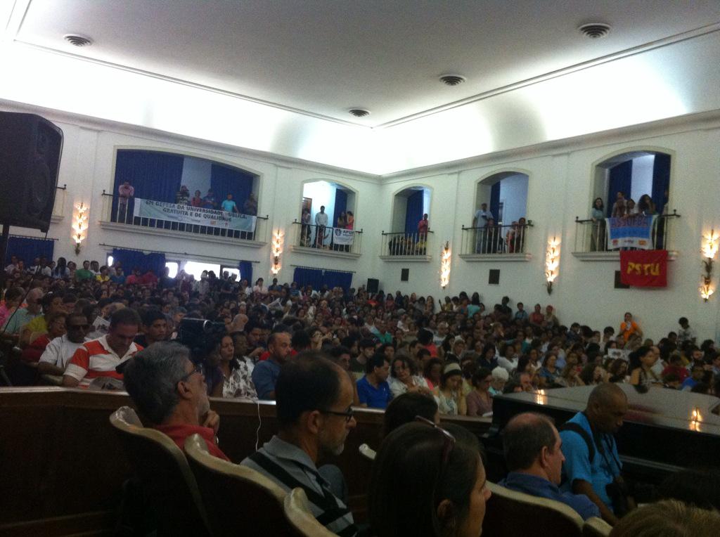 No Ato Público em Defesa da Educação e da Universidade Pública!