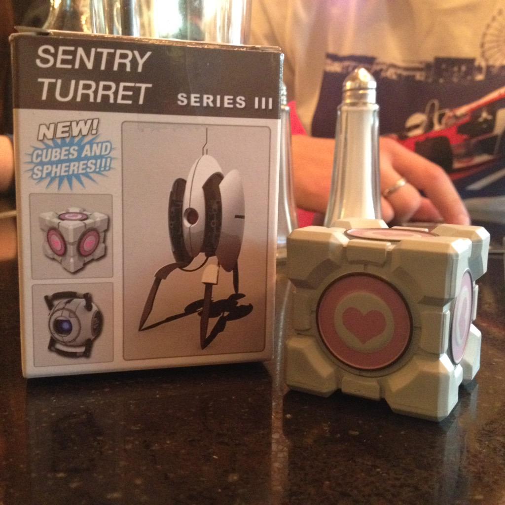 SilverArrowsHAM's tweet image. OMG I've got a Companion Cube!! 😍 #Portal #CompanionCube #Gamer