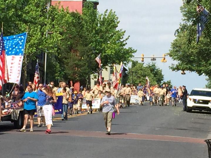 LisaCourtade's tweet photo. Scouts supporting our veterans #memorialday #easton #bsa #pack29 http://t.co/sonWEuOnb1