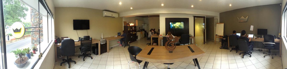 Trivia: Indique cuántas coronitas ve en la foto. 😜

Se renovó el ambiente en la oficina con nuestros nuevos muebles.